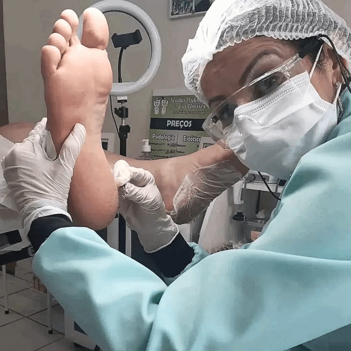 Paciente recebendo tratamento de podoprofilaxia na cadeira de atendimento