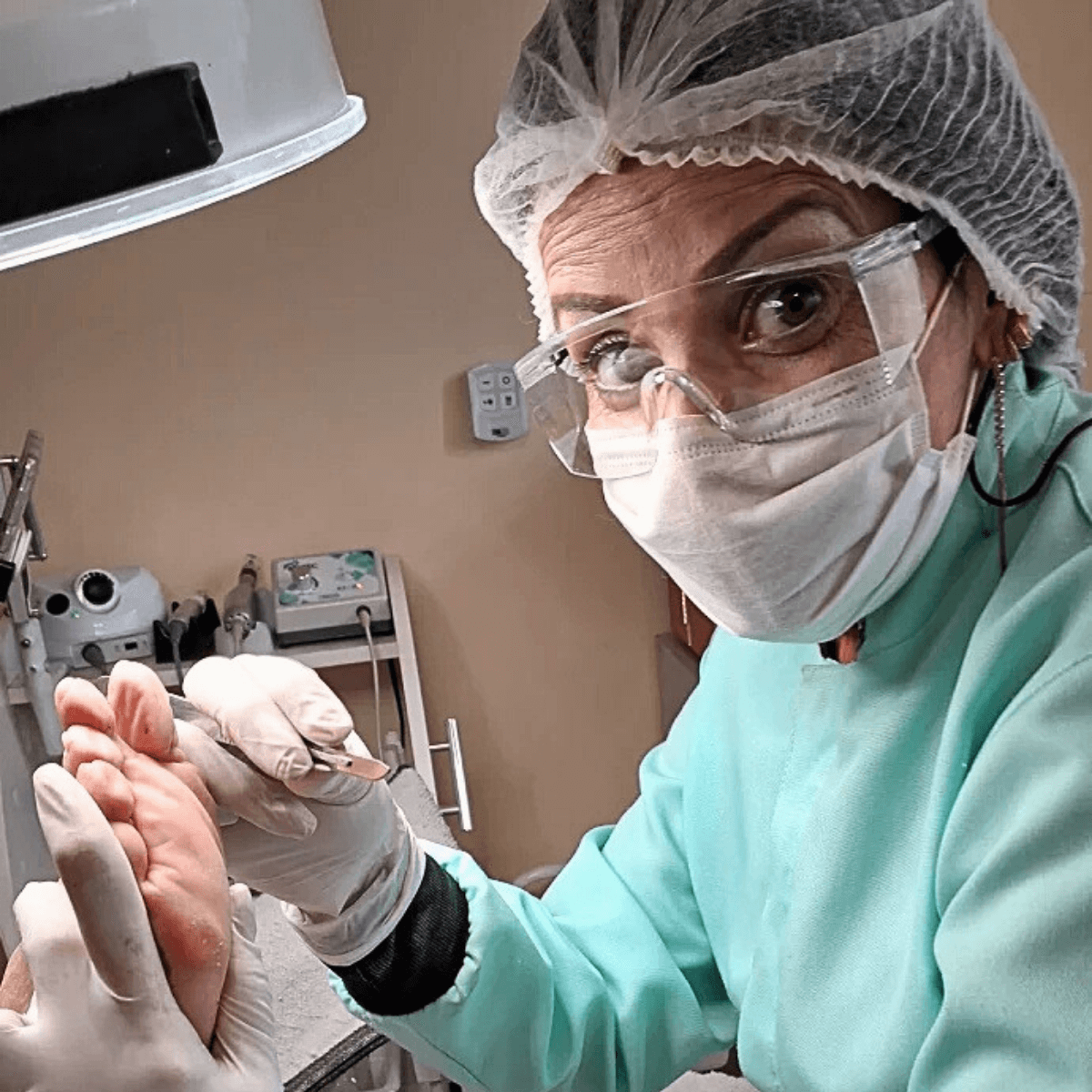 Manutenção e corte técnico das unhas dos pés com segurança