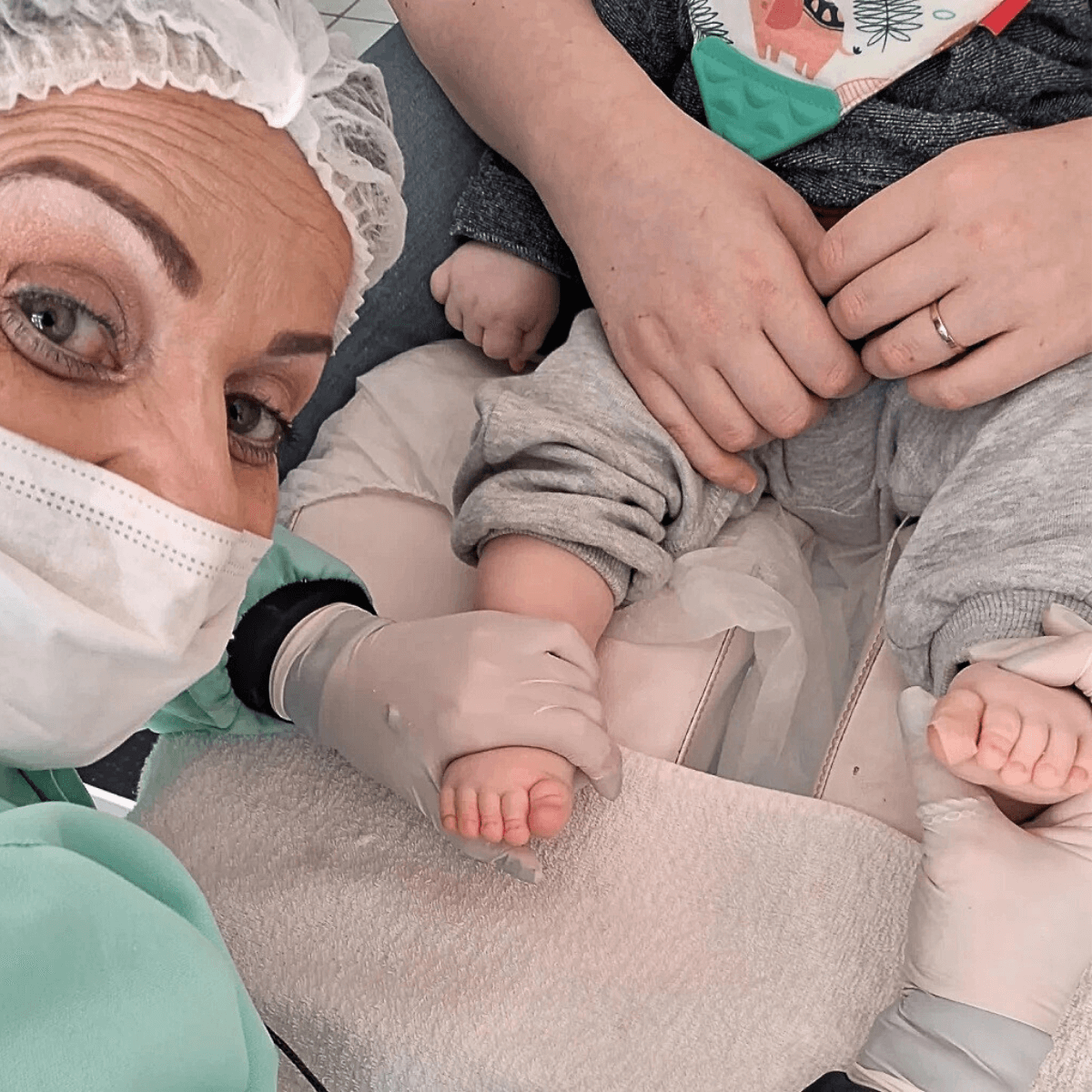 Podopediatria: Fátima Barros segurando bebê paciente no colo