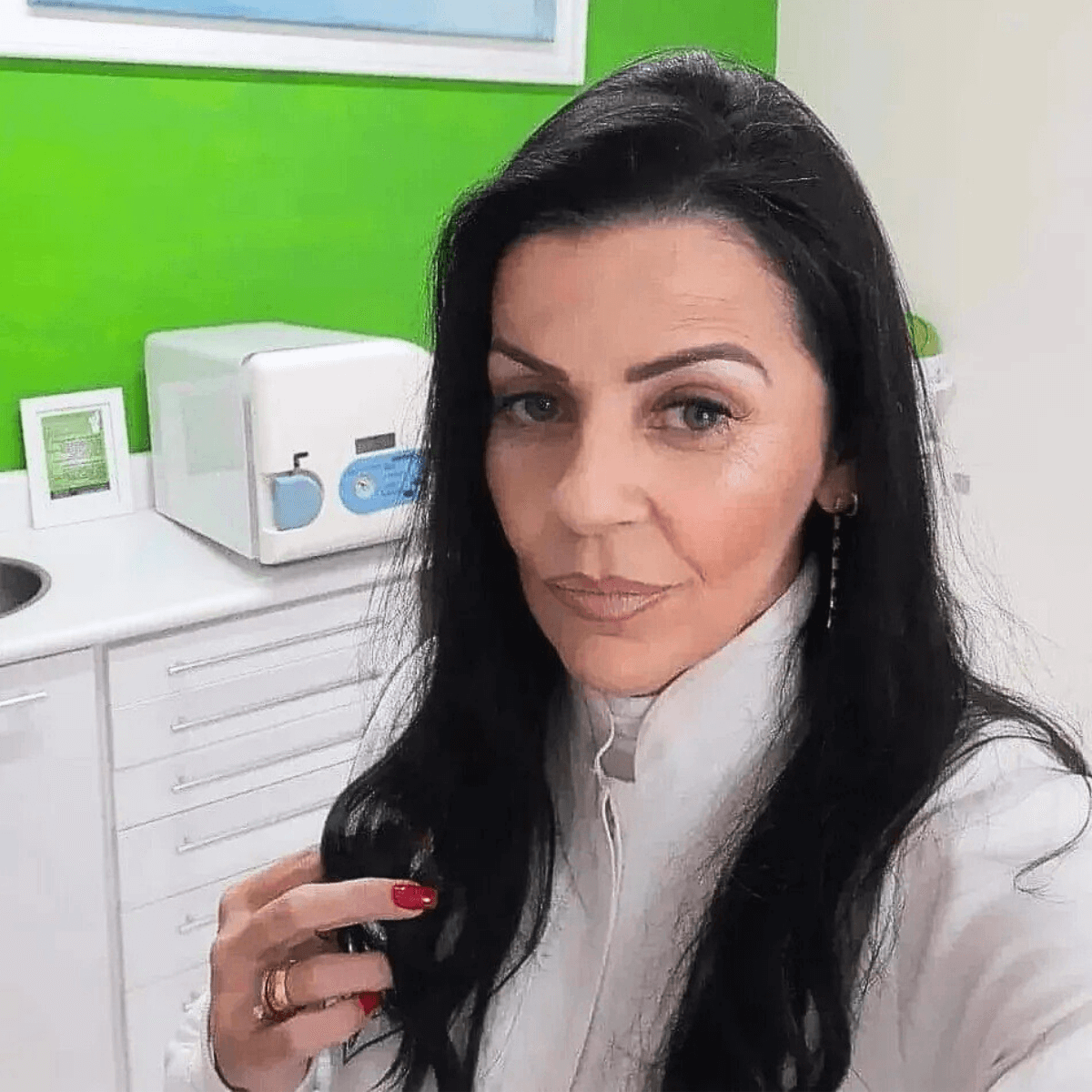 Fátima Barros na recepção do consultório gerenciando agendamentos